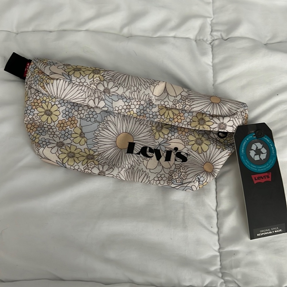 Brand new Levi’s Fanny pack waist bag daisy flowers